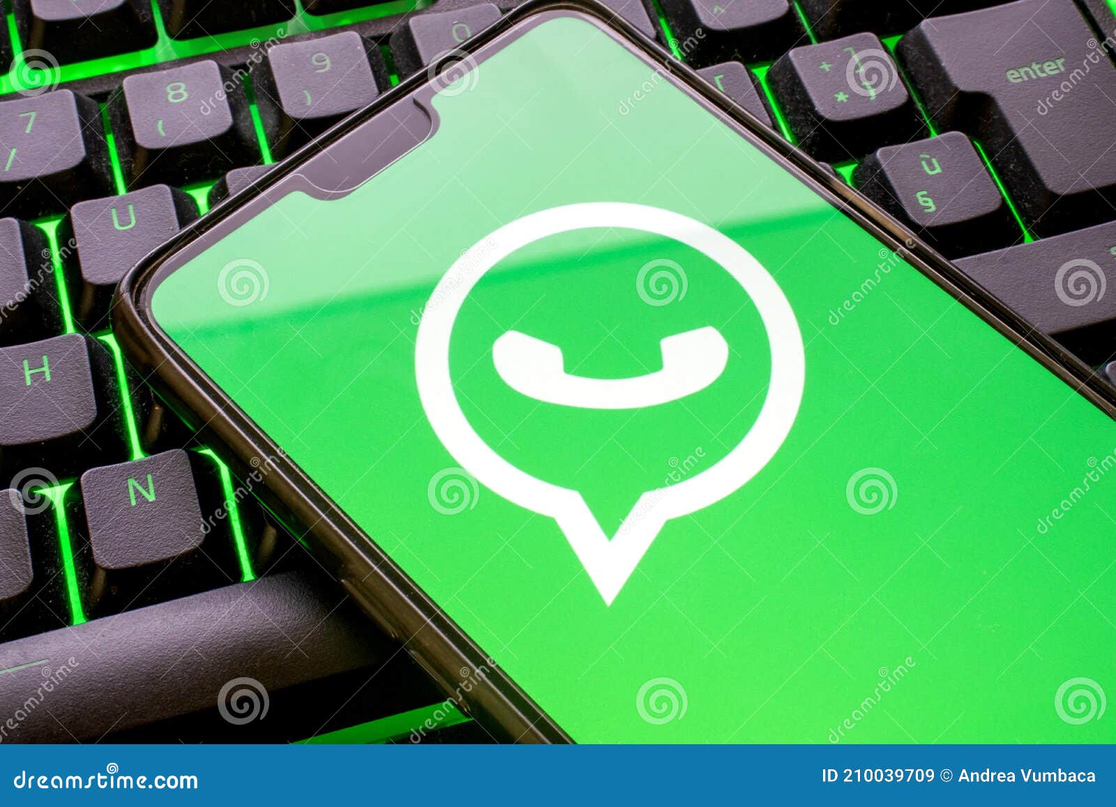 Mobiele Telefoon Met Groen Whatsapp-logo Op Beeldscherm En Kleurrijk Toetsenbord. Smartphone-concept Met Behulp Van Het B Redactionele Stock Afbeelding - Image of overseinen, boodschapper: 210039709