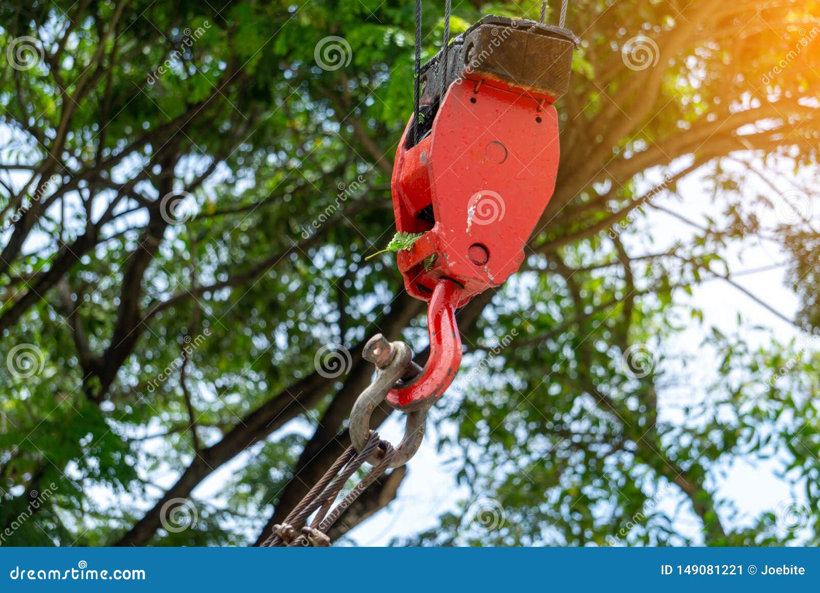 https://thumbs.dreamstime.com/z/mobile-construction-cranes-red-lifting-steel-crane-hook-swivel-joint-connection-sling-blurred-beautiful-tree-back-149081221.jpg