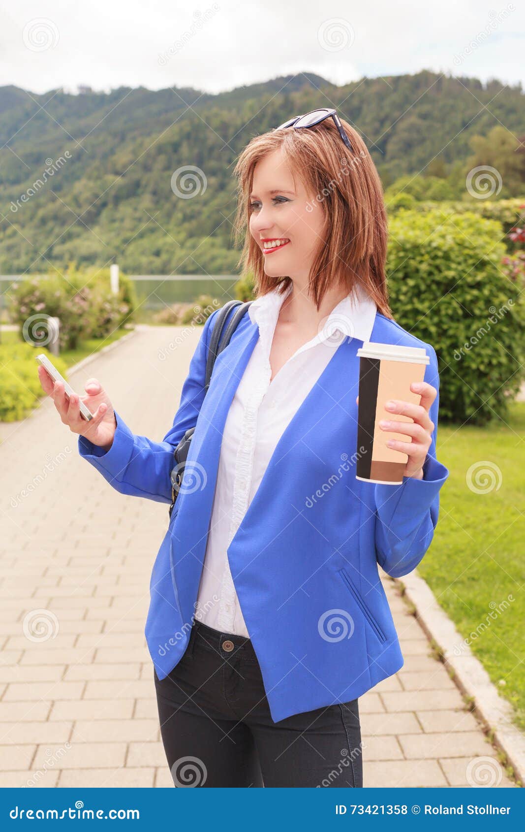 Mobile phone using woman young. Όμορφη νέα γυναίκα με το κινητό τηλέφωνο Ελαφριά φωτεινή ρύθμιση Ο πολυάσχολος σπουδαστής κοριτσιών στην κίνηση με το ποτό κοιλαίνει υπό εξέταση