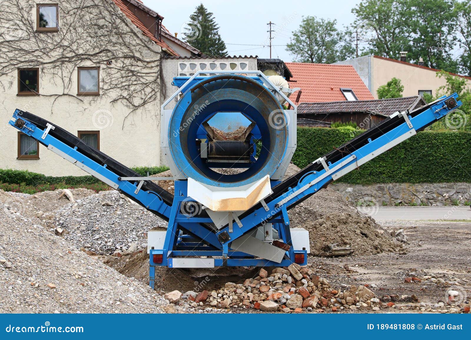 Mobile Stone Jaw Crusher Machine For Crushing Concrete Into Gravel And