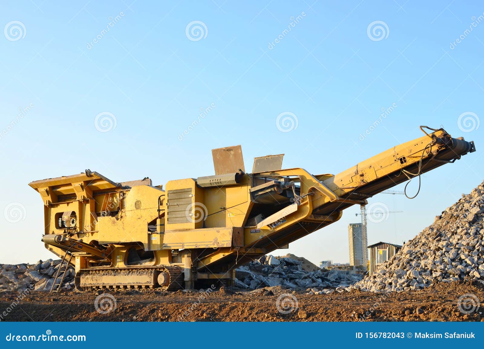 https://thumbs.dreamstime.com/z/mobile-stone-crusher-machine-construction-site-mining-quarry-crushing-old-concrete-slabs-gravel-subsequent-156782043.jpg
