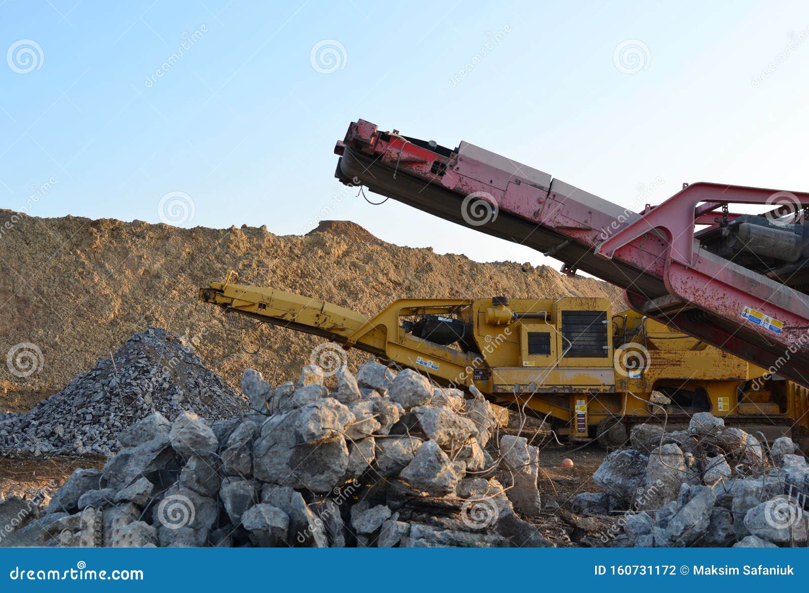 https://thumbs.dreamstime.com/z/mobile-stone-crusher-machine-construction-site-mining-quarry-crushing-old-concrete-slabs-gravel-subsequent-160731172.jpg