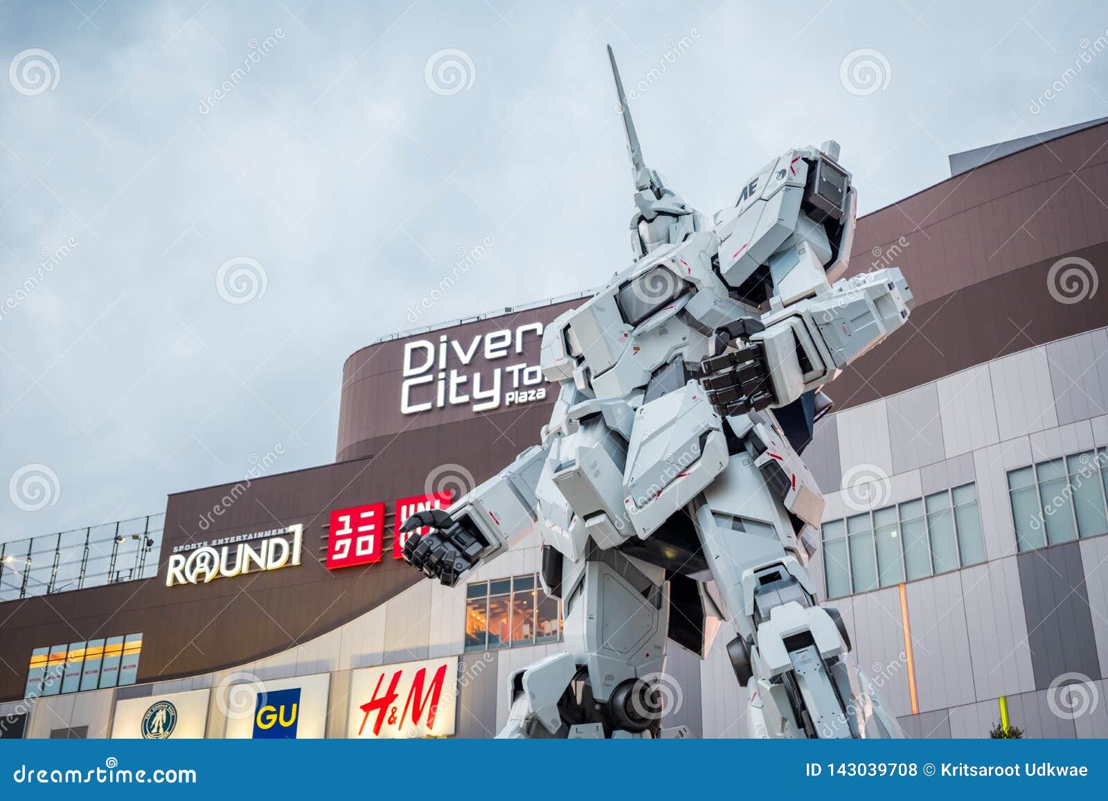 Mobile Suit RX-0 Unicorn Gundam at Diver City Tokyo Plaza in Odaiba ...