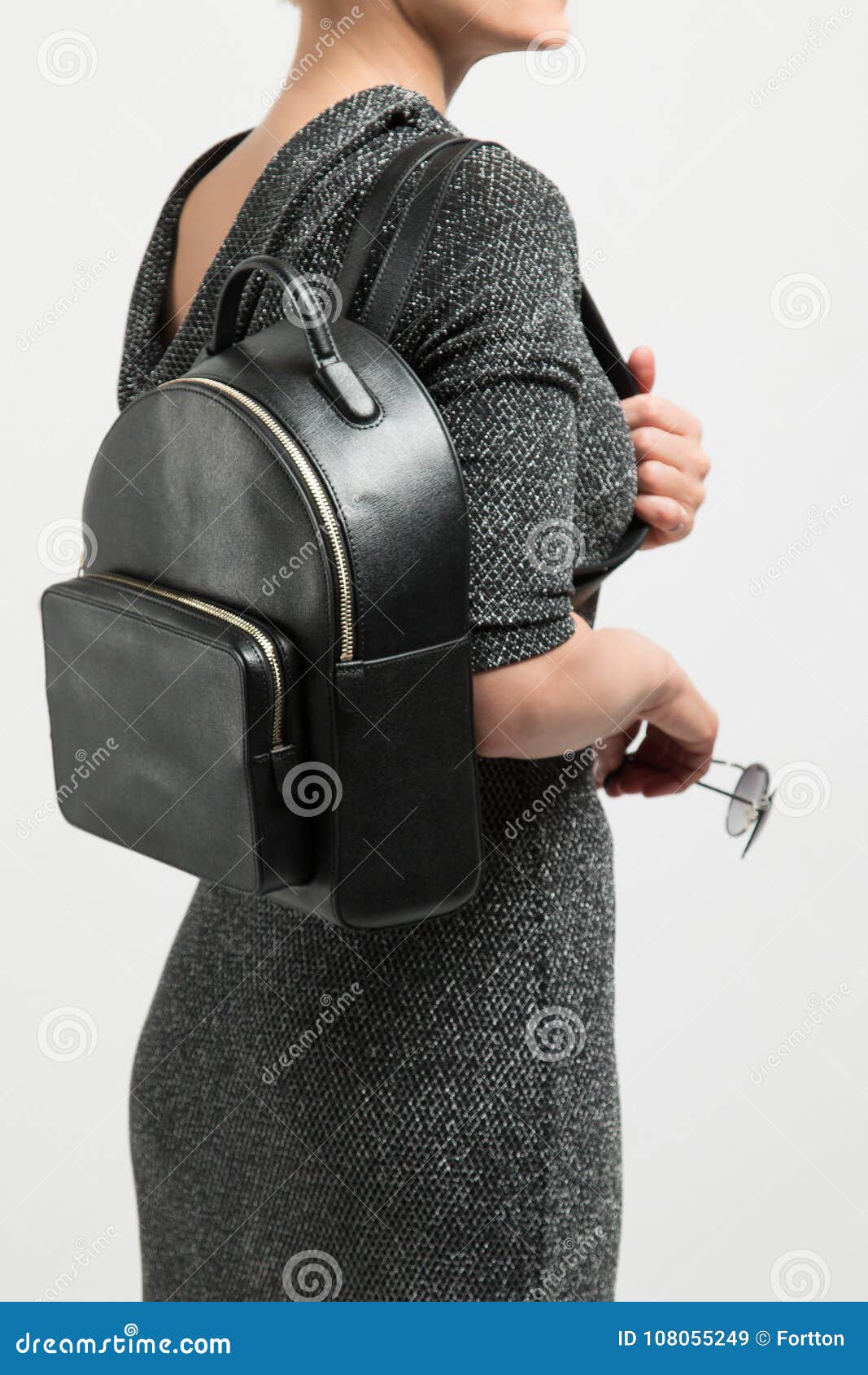 Mochila De Moda En La Parte De Atrás De La Muchacha Imagen de archivo - Imagen inconformista: 108055249