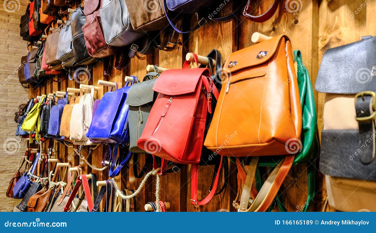 Facultad Escribe email Artístico Mochilas De Cuero Y Maletas Cuelgan De La Pared El Concepto De Productos De  Cuero De Diseño Bolsas, Bolsos Y Cinturones Imagen de archivo - Imagen de  cartera, fondo: 166165189