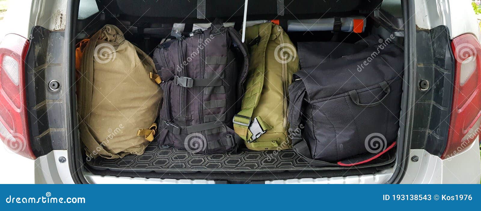 Mochilas Y Bolsas Están En El Maletero Del Coche Imagen de archivo - Imagen  de cristal, acolladores: 193138543