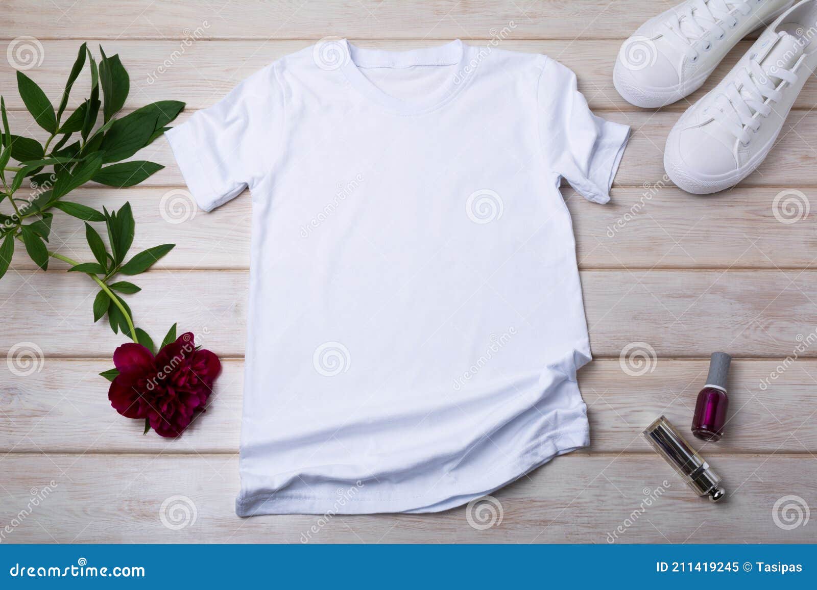 Mockup De Camiseta De Rsquo S Con Peony Burdeos Y Esmalte De Uñas Imagen de archivo - de mofa, copia: 211419245