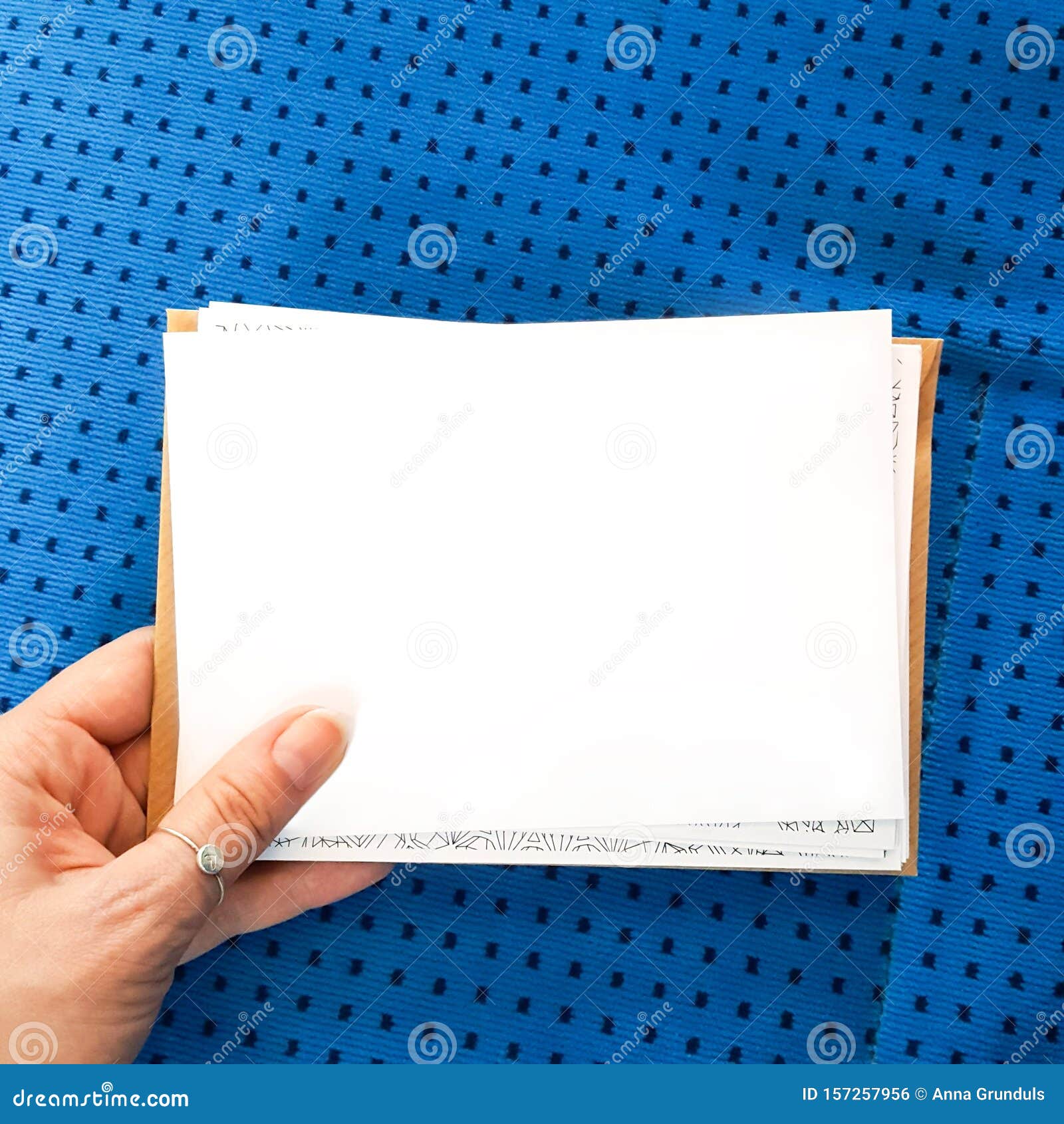 Mockup De Carte A6 Vierge Sur Fond Bleu Photo stock - Image du carte,  mains: 157257956