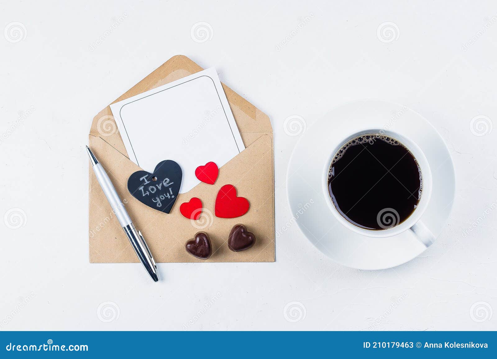 Download Mockup De Dia De San Valentin Tarjeta De Amor Carta De Papel De Chocolate Con Capucha De Cafe Con Sobre Imagen De Archivo Imagen De Manera Papel 210179463