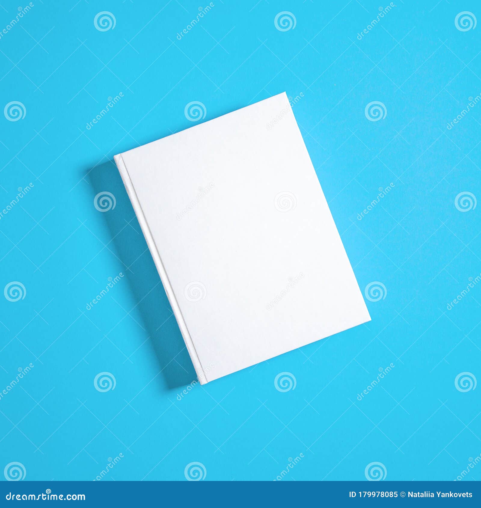 Download Mockup Livro Quadrado Free / Mockup do livro com óculos de ...