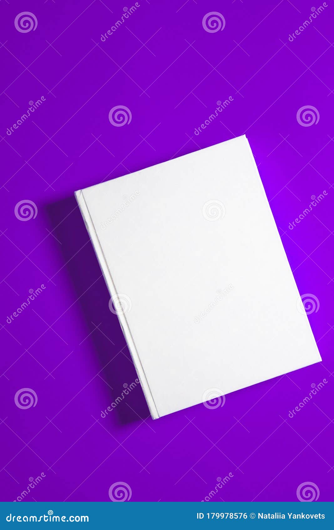 Download Mockup De Livro Branco Fechado Em Papel Branco Foto de ...