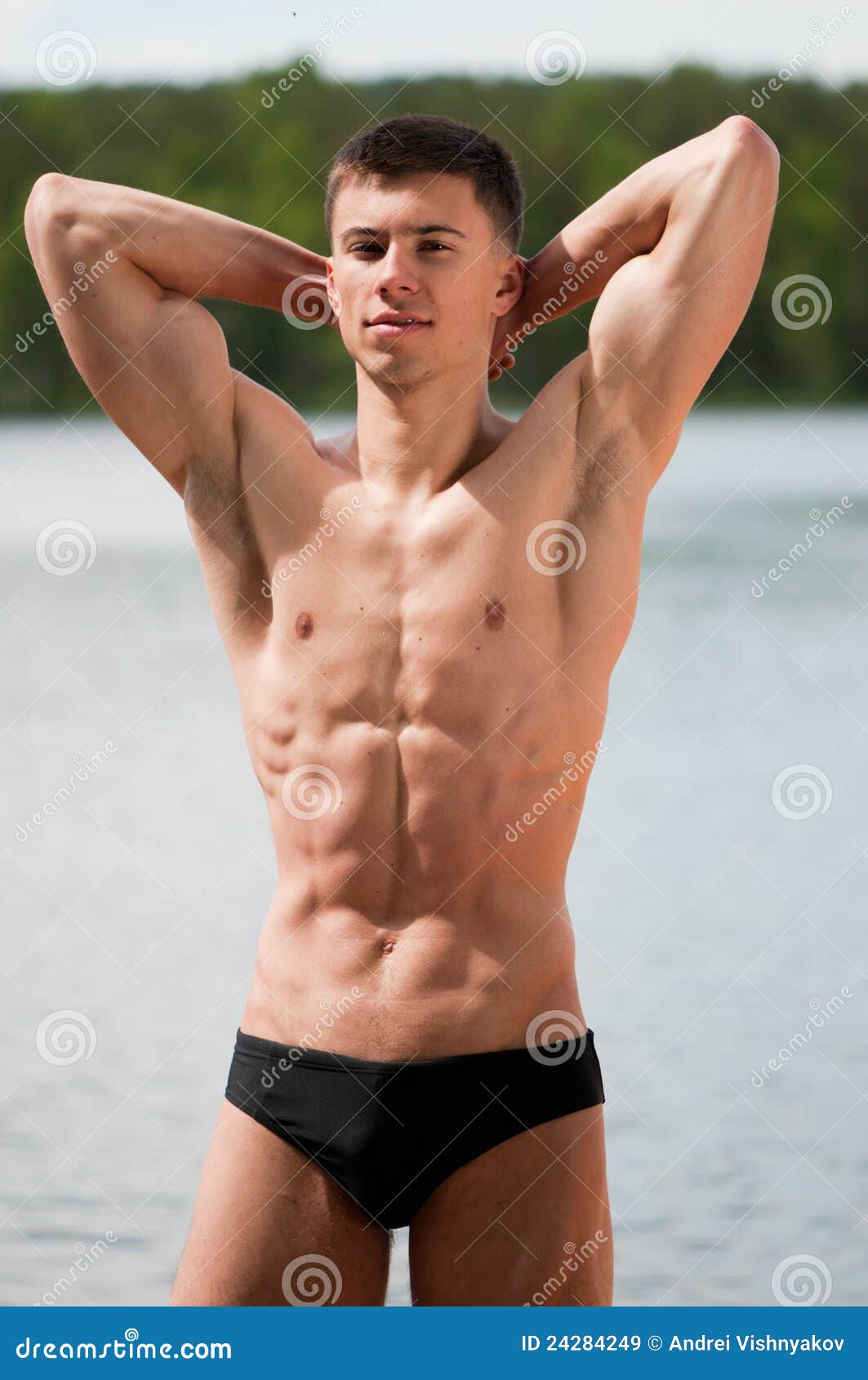 Modele Au Lac Image Stock Image Du Homme Toned Musculaire Images, Photos, Reviews