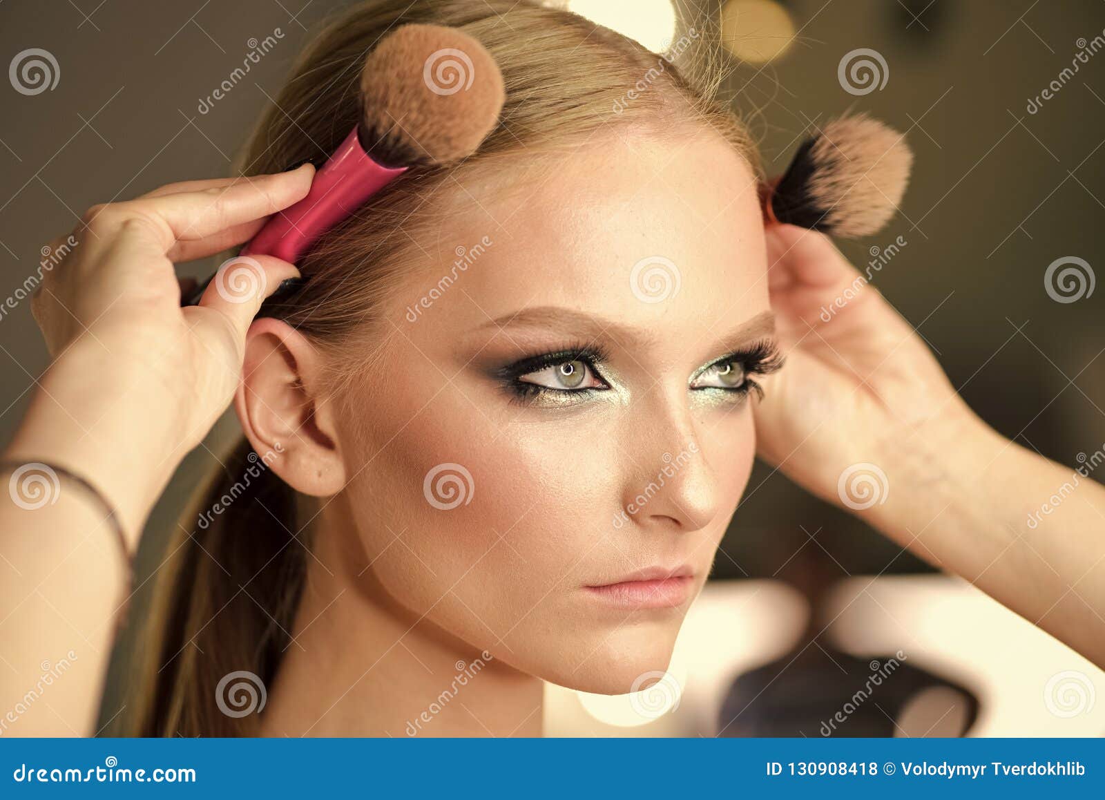 Modèle De Beauté Avec Le Regard De Charme, Coiffure Femme Avec Des Brosses  De Prise De Visage De Maquillage à La Tête Femme Avec Photo stock - Image  du tendance, fille: 130908418