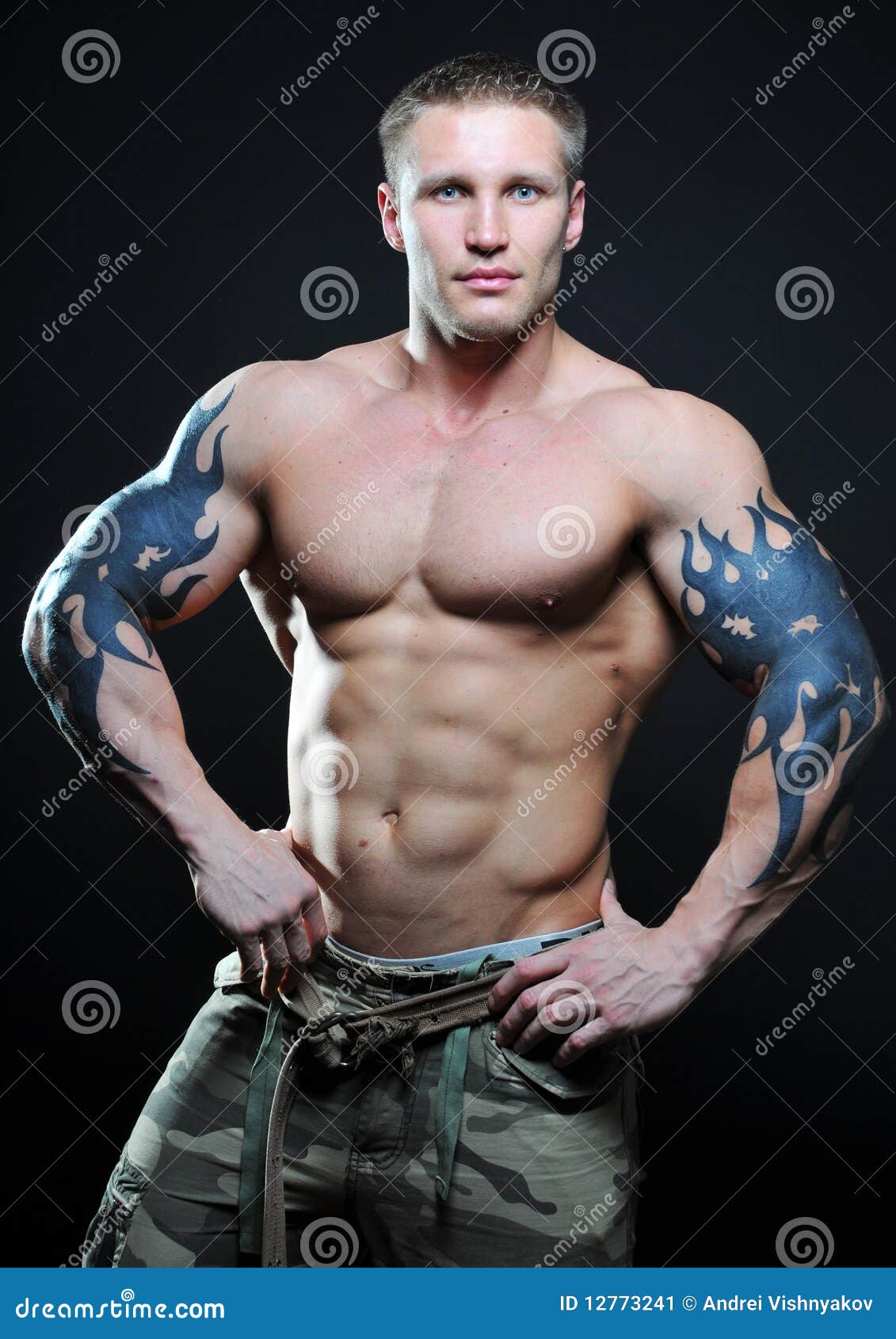 Modèle Musculeux Avec Le Tatouage Image stock - Image du sain, hommes:  12773241