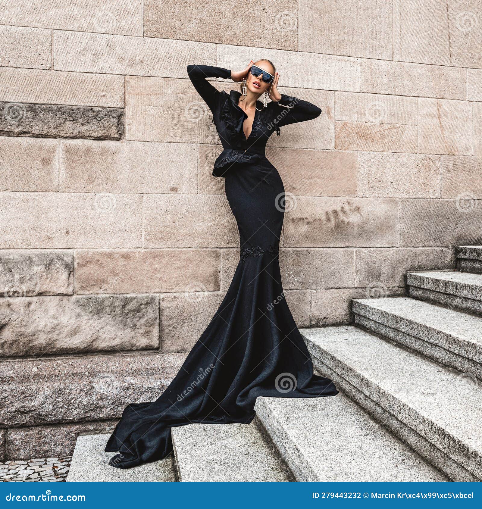 Moda Elegante à Noite De Luxo. Glamour Elegante Mulher Elegante Em Vestido  Preto Longo Da Noite Está Posando No Exterior Da Cidade Foto de Stock -  Imagem de penteado, noite: 279443232