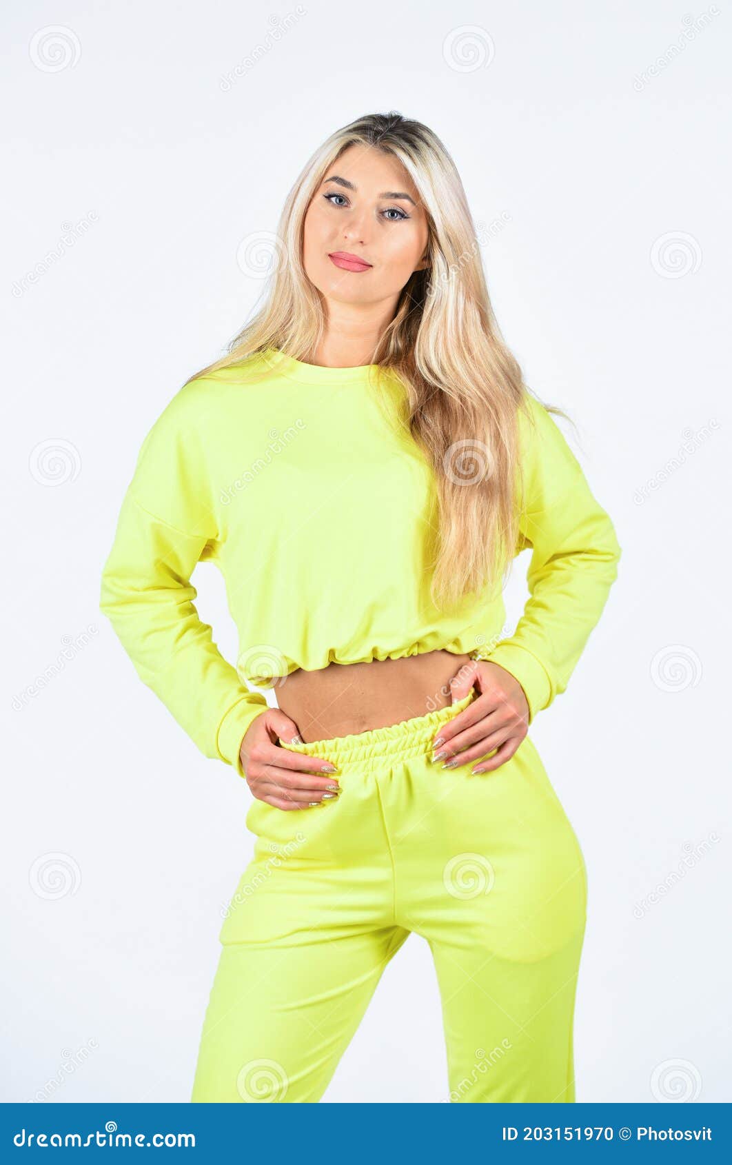 Moda En Gimnasia. Ropa Deportiva De Moda. Estilo Deportivo. Mujer De  Fitness Usa Ropa Deportiva. Estilo Cómodo Para La Vida Diaria Foto de  archivo - Imagen de diario, departamento: 203151970