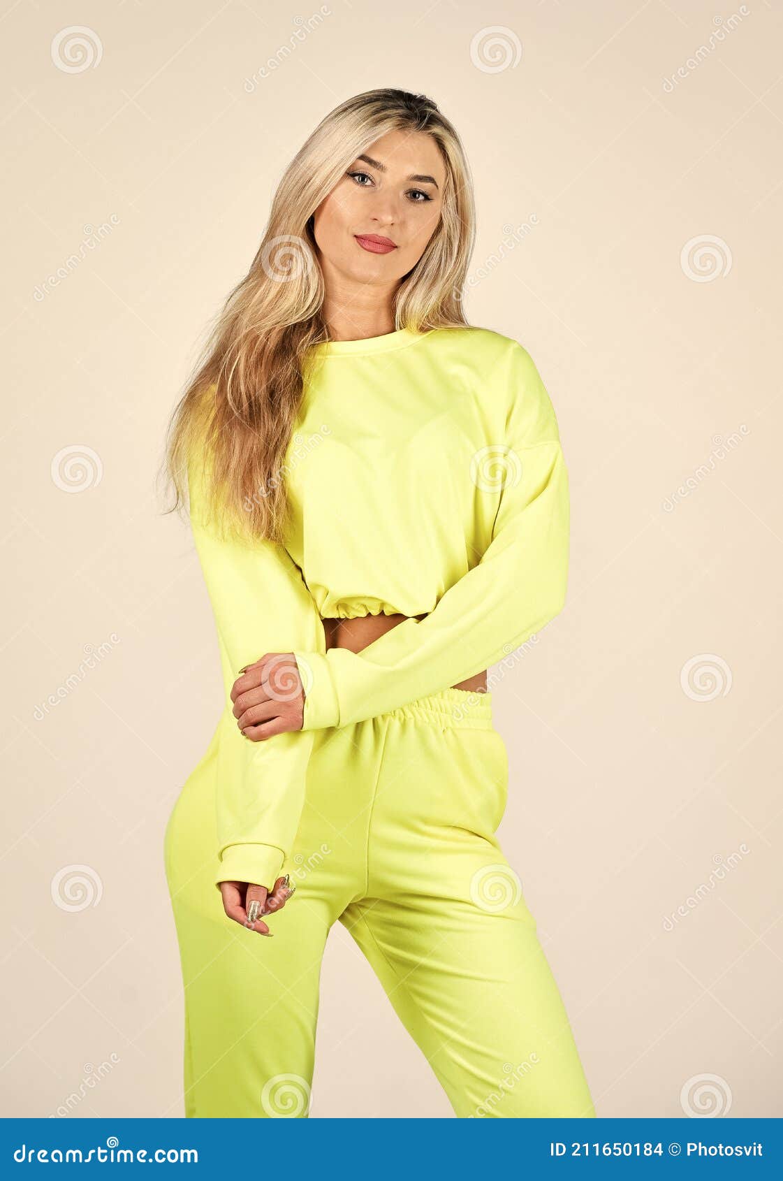 Moda En Gimnasia. Ropa Deportiva De Moda. Estilo Deportivo. Mujer De  Fitness Usa Ropa Deportiva. Muchacha Con Ropa De Entrenamient Foto de  archivo - Imagen de ropas, atlético: 211650184