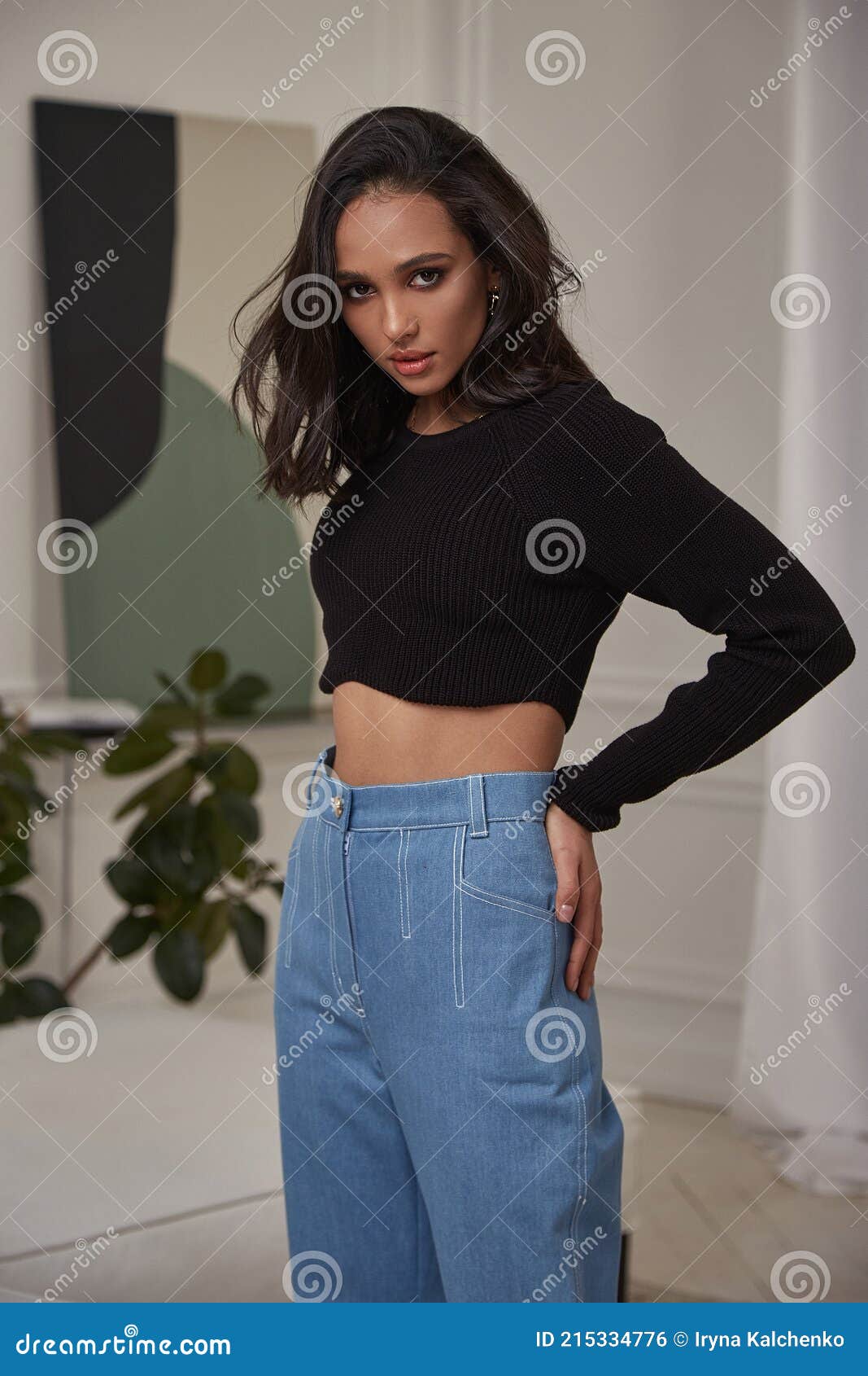 Moda Hermosa Modelo Sexy Bonita Dama Piel Bronceada Oscura Mujer Morena Pelo Desgaste Denim Jeans Casual Oficina Estilo O Foto archivo - Imagen de estudio, actitud: 215334776