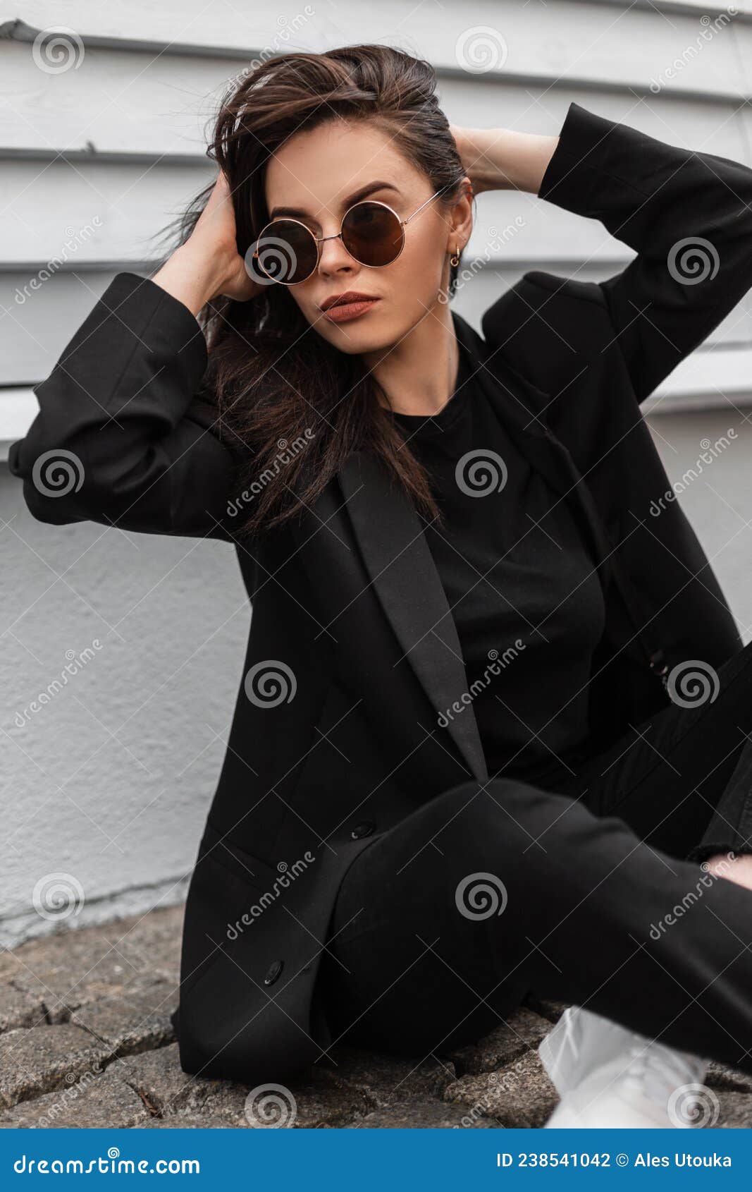 Moda Hermosa Mujer Joven En Gafas De Sol En Ropa Informal Negro De Moda Alisa Pelo Cerca De Edificio De Madera Vintage Foto de archivo - Imagen de piedra, vaqueros: 238541042