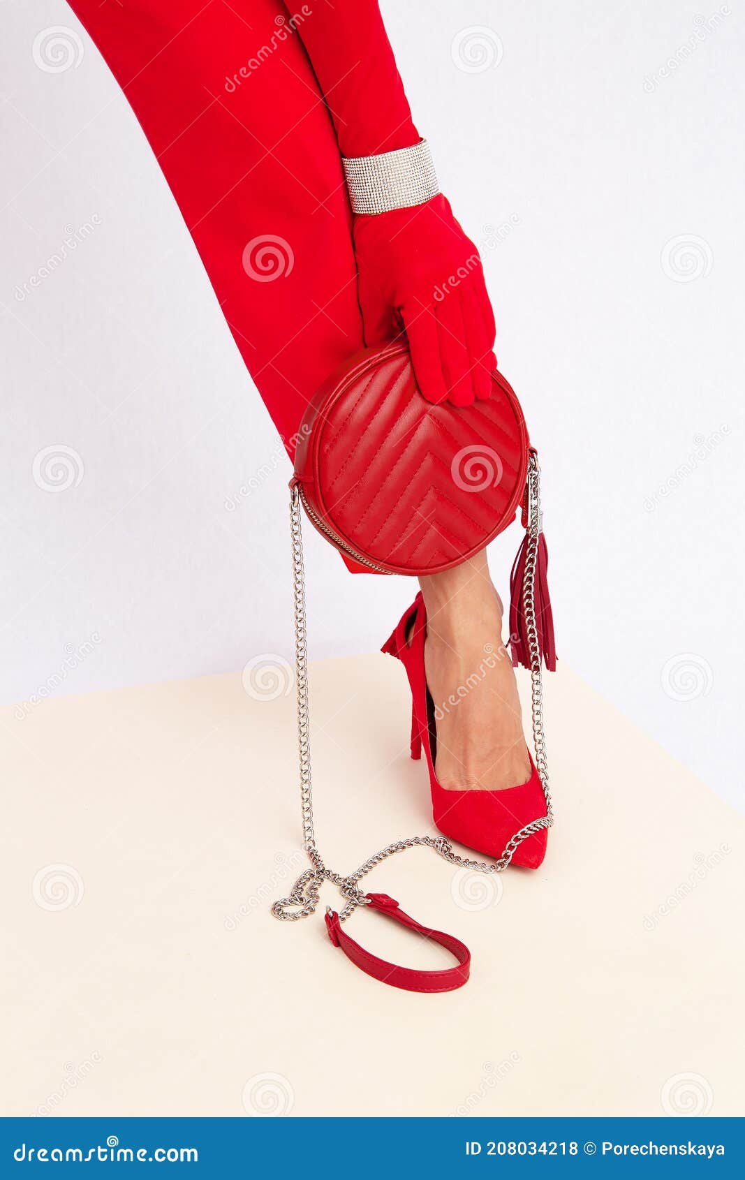 Moda Irreconocible Dama En Retro Pantalones Rojos Zapatos Y Guantes.  Mirador De Estudio. Accesorios De Moda Embrague Y Pulseras. Foto de archivo  - Imagen de moderno, elegancia: 208034218