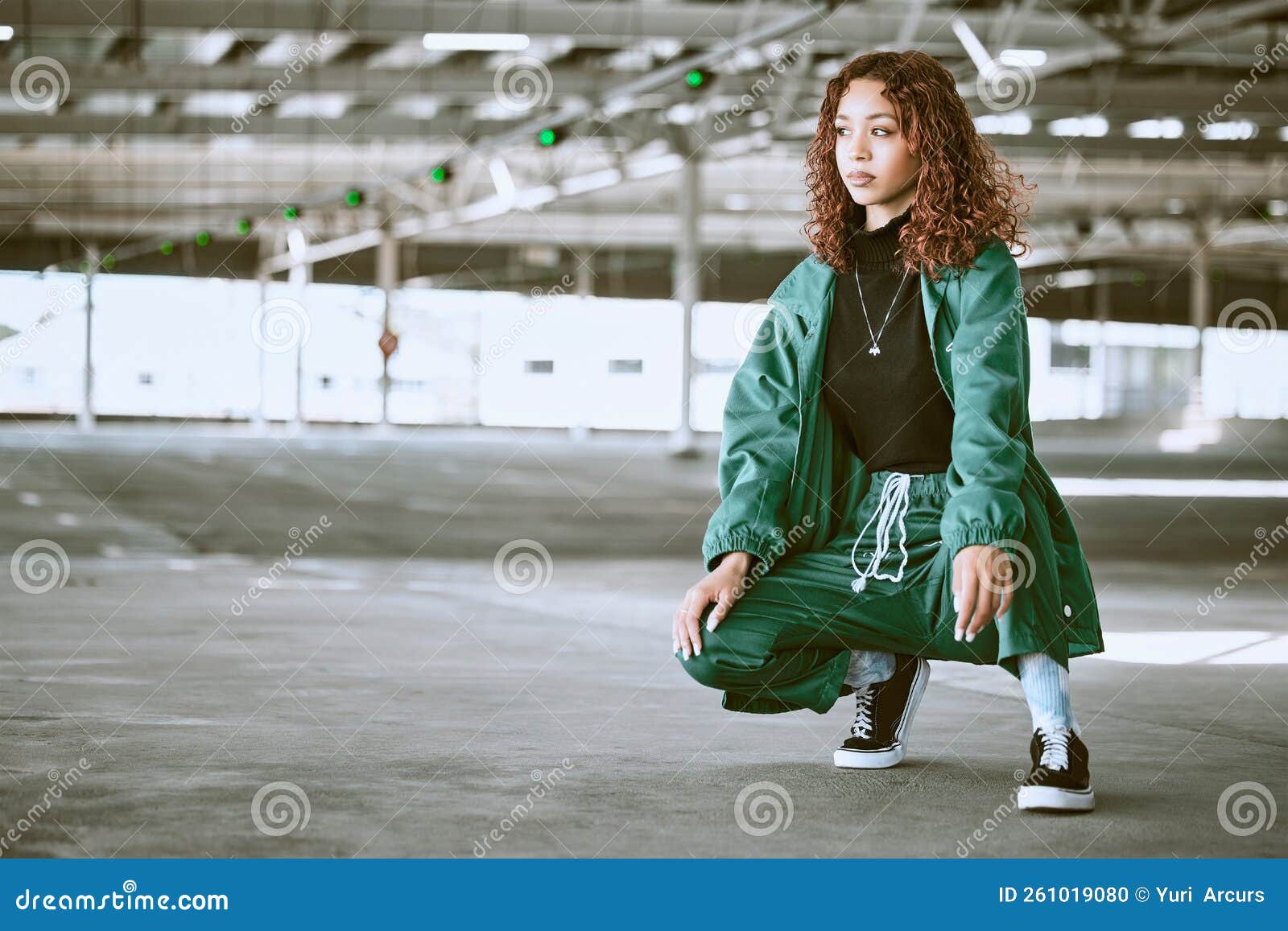 Moda Juvenil Y Mujer Negra Con Ropa De Calle En Un Estacionamiento Urbano  Para Marca De Diseño Y Estilo De Vida Hip Hop Foto de archivo - Imagen de  manera, relaje: 261019080
