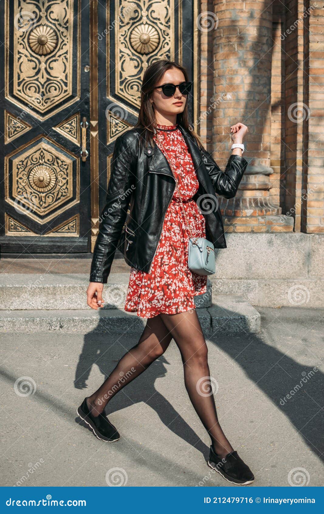 Moda Primavera Moda Outfit Confort Ciudad Look. Retrato Al Aire Libre De La Morena Feliz Sonriendo Con Rojo Foto de archivo - Imagen de cristales, alineada: 212479716