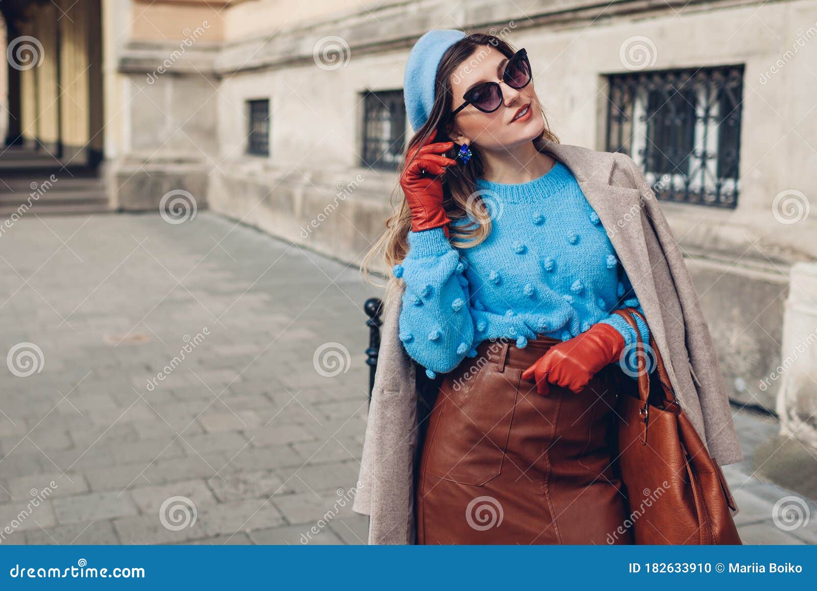 Moda Retro Primavera Accesorios Femeninos Y Ropa. Mujer Con Un Bolso De  Falda De Cuero De La Boina De Suéter En La Calle. Foto de archivo - Imagen  de boina, bolso: 182633910