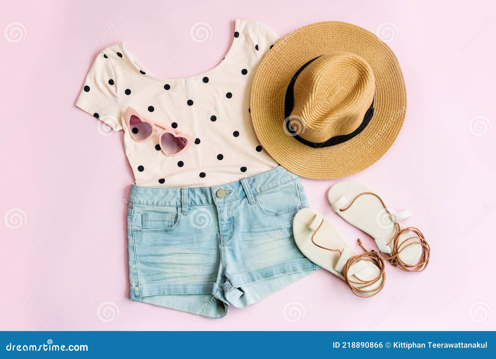 Moda Verano Ropa Para Mujer Conjunto Con Accesorios Sobre Fondo Rosa Plano  Lay Top View Foto de archivo - Imagen de encanto, sobrecarga: 218890866