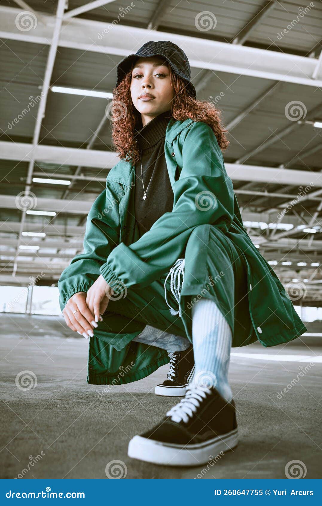 Portrait De La Fille De Mannequin Dans Des Vêtements Noirs Posant