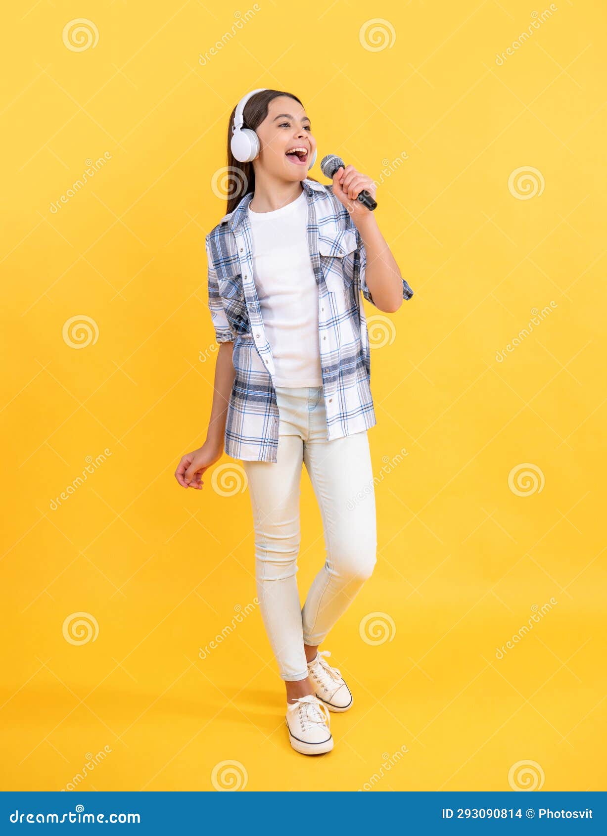 Fille Heureuse S'amuser à Chanter Dans Le Micro Dans Le Karaoké