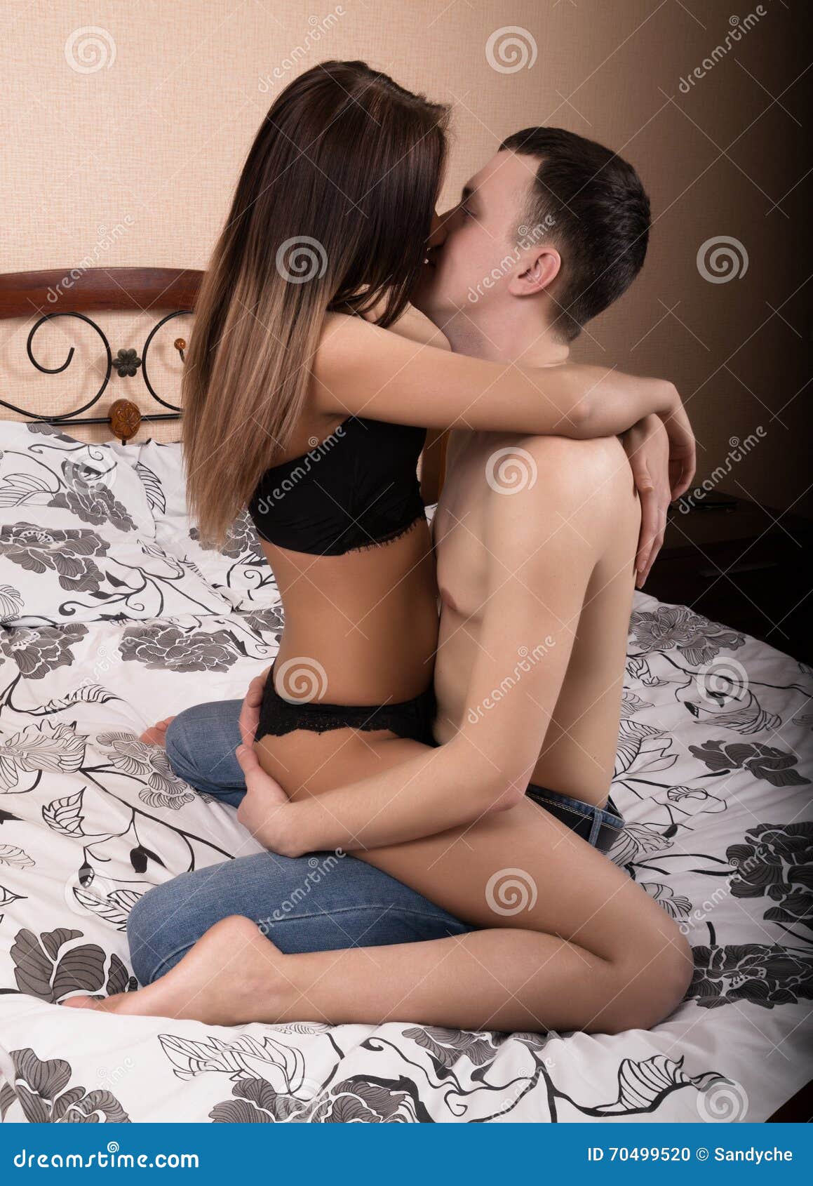 Modefoto Von Zwei Jungen Schonen Liebhabern Entspannen Sich Im Hotel Auf Einem Bett Sie Lacheln Umarmen Und Kussen Madchen Sitz Stockfoto Bild Von Mode Denim 70499520