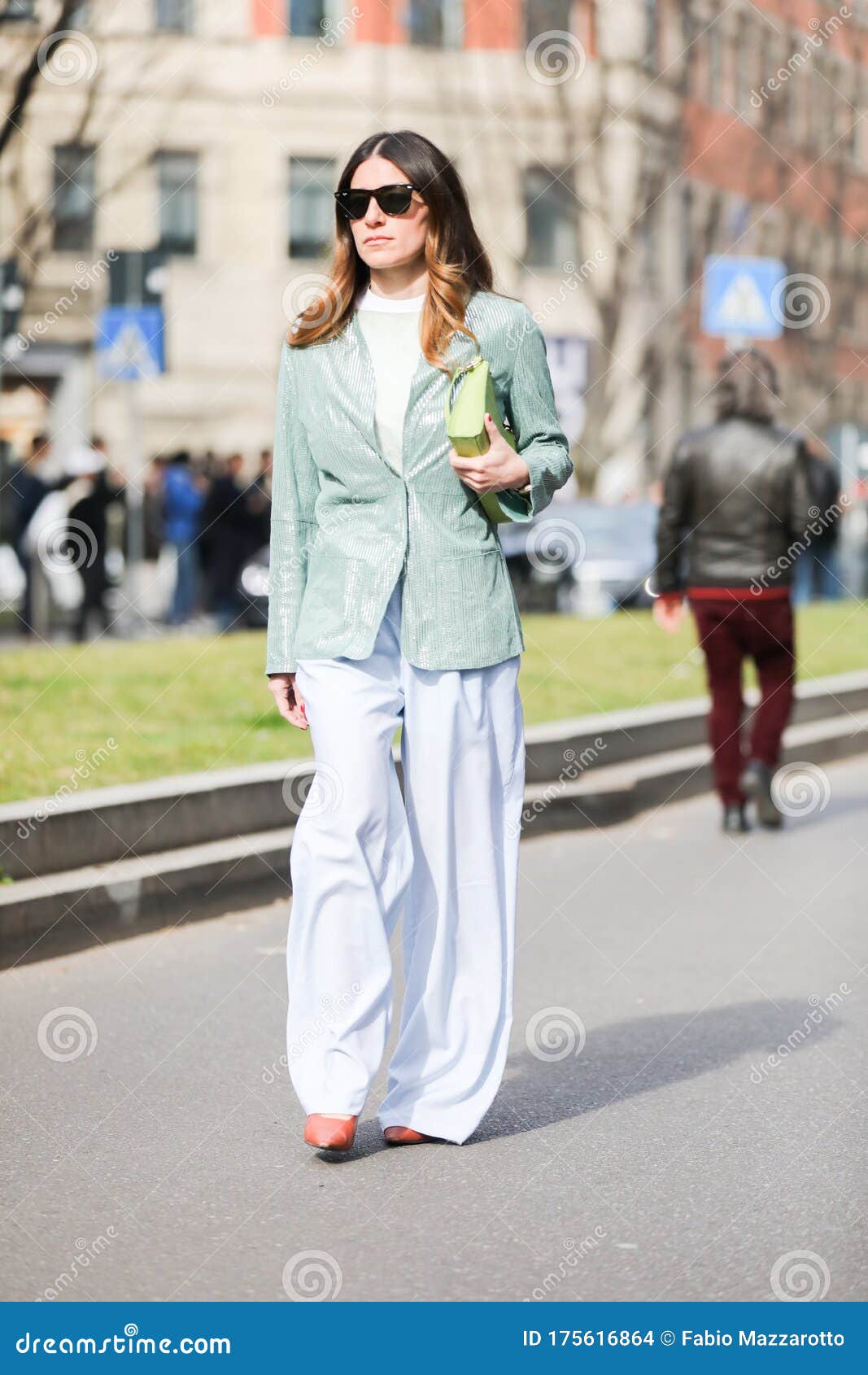 Netjes Voorafgaan Bezighouden Model Draagt Een Witte Broek En Een Groen Jasje Tijdens De Armani - Modeshow Tijdens De Modeweek Van De Vrouw in De Winter Van 202 Redactionele Stock Afbeelding - Image of gucci, toevallig: 175616864 Netjes Voorafgaan Bezighouden Model Draagt Een Witte Broek En Een Groen Jasje Tijdens De Armani - Modeshow Tijdens De Modeweek Van De Vrouw in De Winter Van 202 Redactionele Stock Afbeelding - Image of gucci, toevallig: 175616864