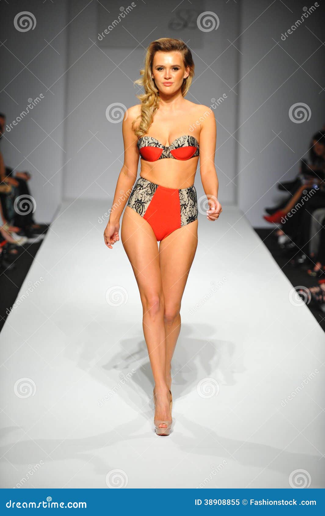 Grænseværdi Indsprøjtning udmelding Catwalk Skinny Photos - Free & Royalty-Free Stock Photos from Dreamstime