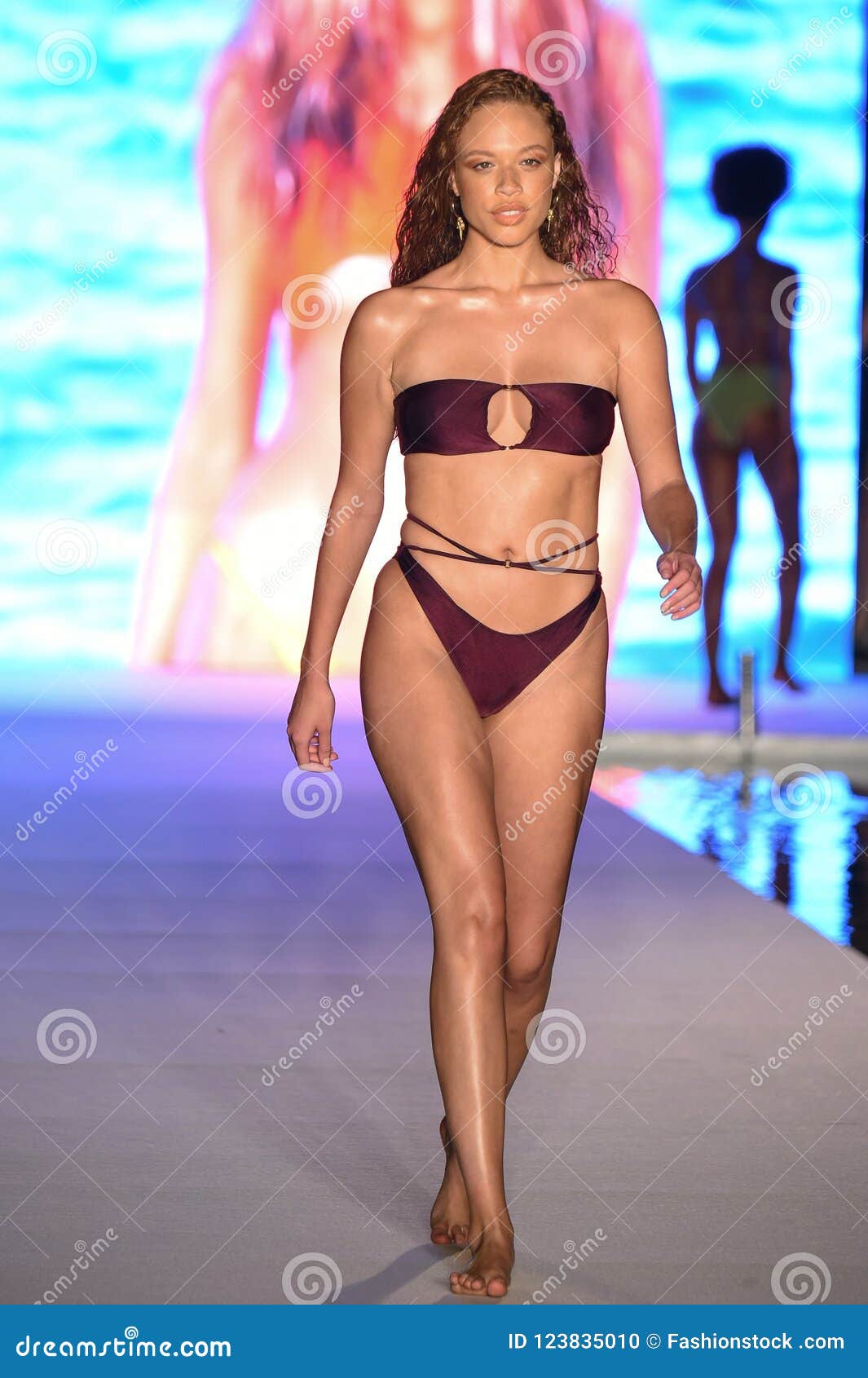 A Model Walks the for the 2018 Sports Swimsuit Editorial Image - Image of catwalk, attractive: 123835010
