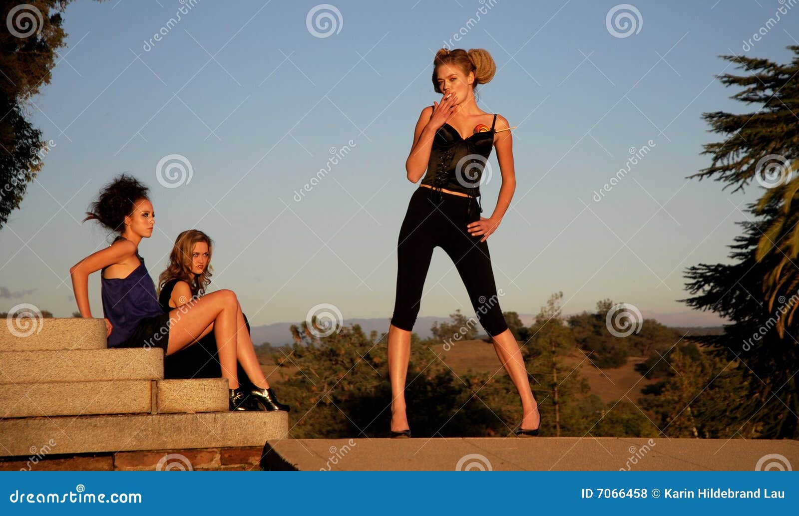 De ontspannende modellen letten de foto op spruit van een ander model