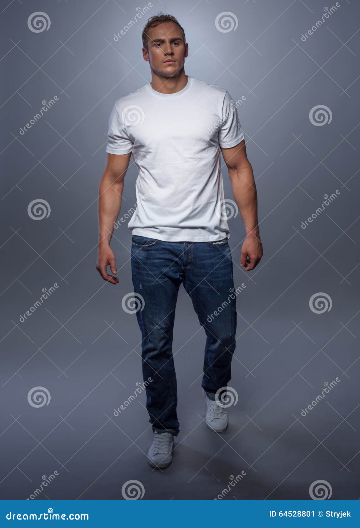 jeans e maglietta bianca