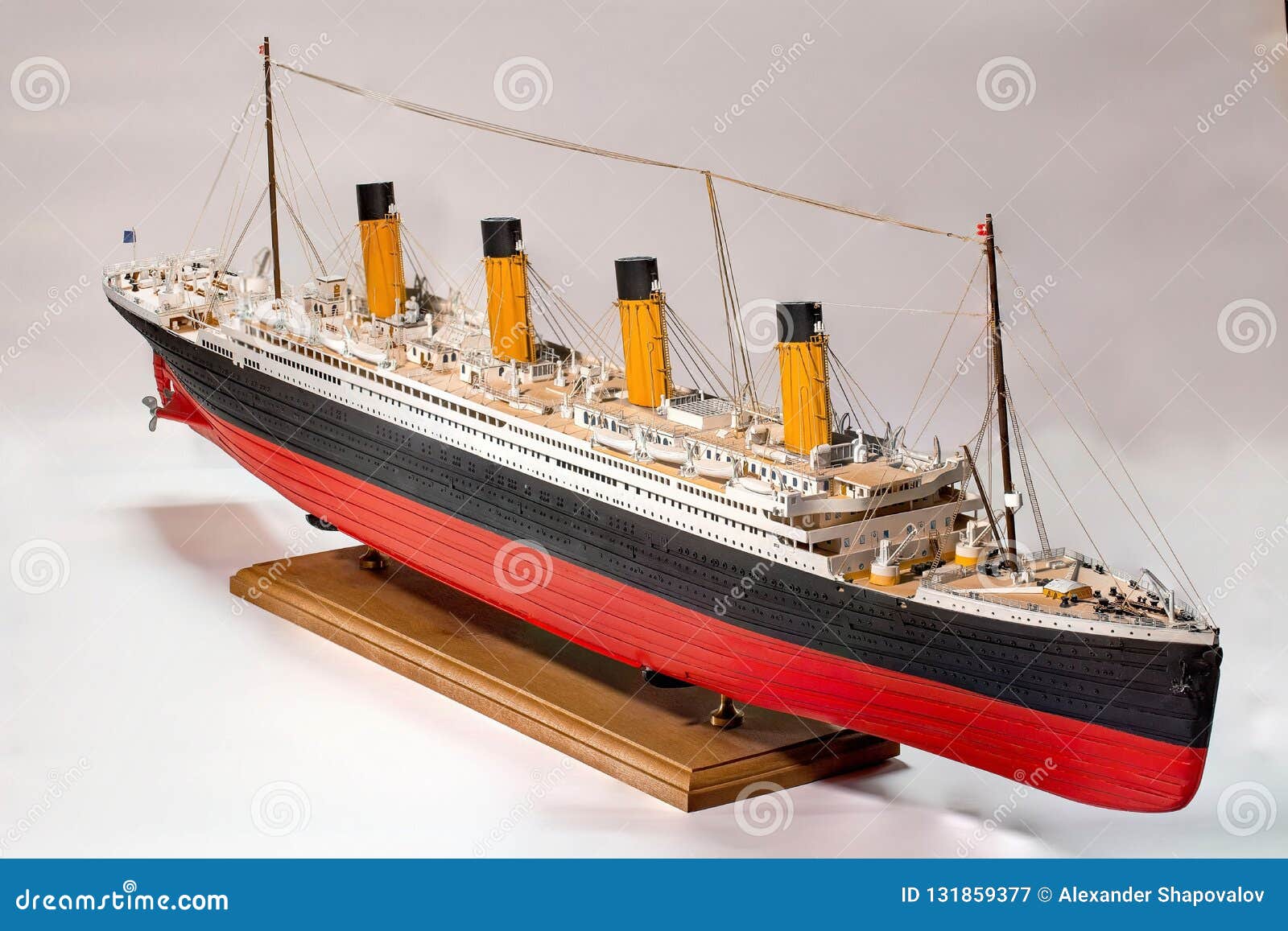 Modello Fatto a Mano Di Titanic Il Bello Modello Fatto a Mano Di Titanic Ha  Isolato Su Fondo Bianco Immagine Stock - Immagine di modello, marino:  131859377