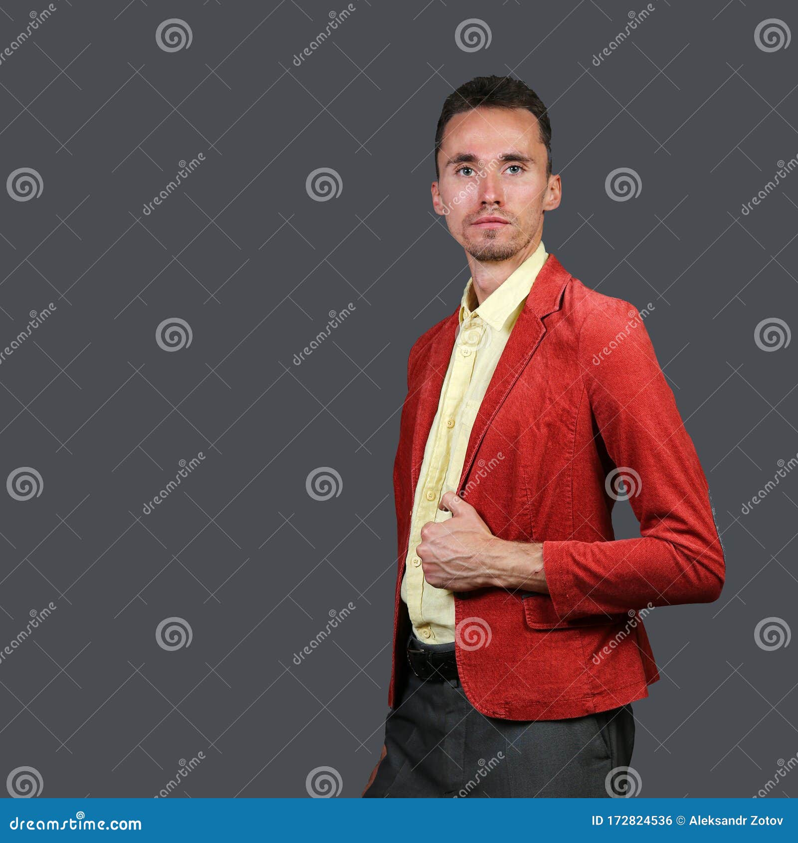 Modello Maschile Affidabile Che Regola Il Giubbotto Rosso Elegante  Fotografia Stock - Immagine di uomo, assicurato: 172824536