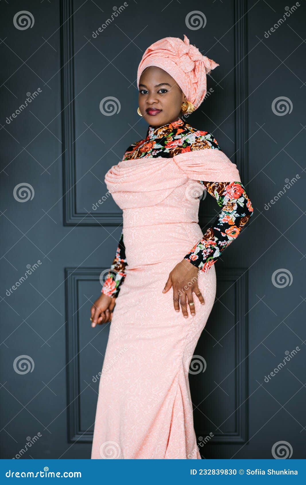Modelo Africano Feminino De Vestido Cor-de-rosa Elegante Blusa Brilhante E  Véu Posando No Estúdio Foto de Stock - Imagem de alegria, fundo: 232839830