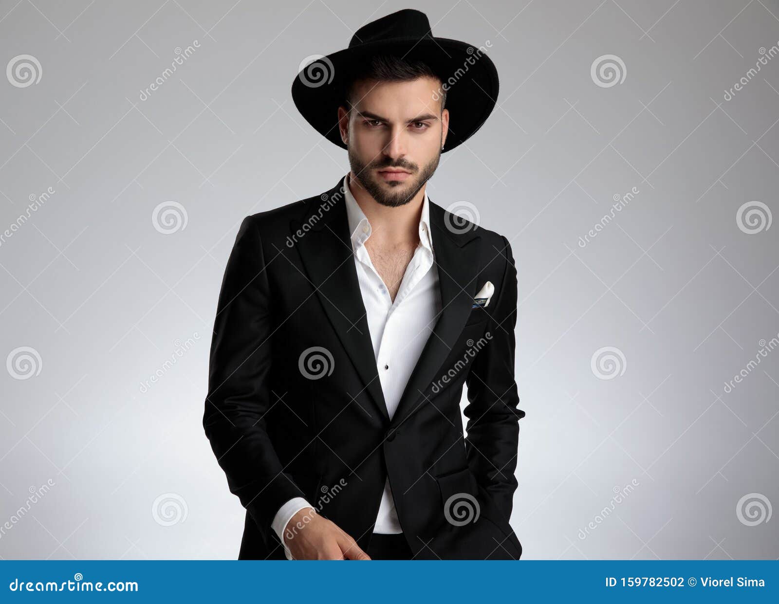Modelo Con Traje De Y Sombrero Negro de archivo - Imagen de fondo, gris: 159782502