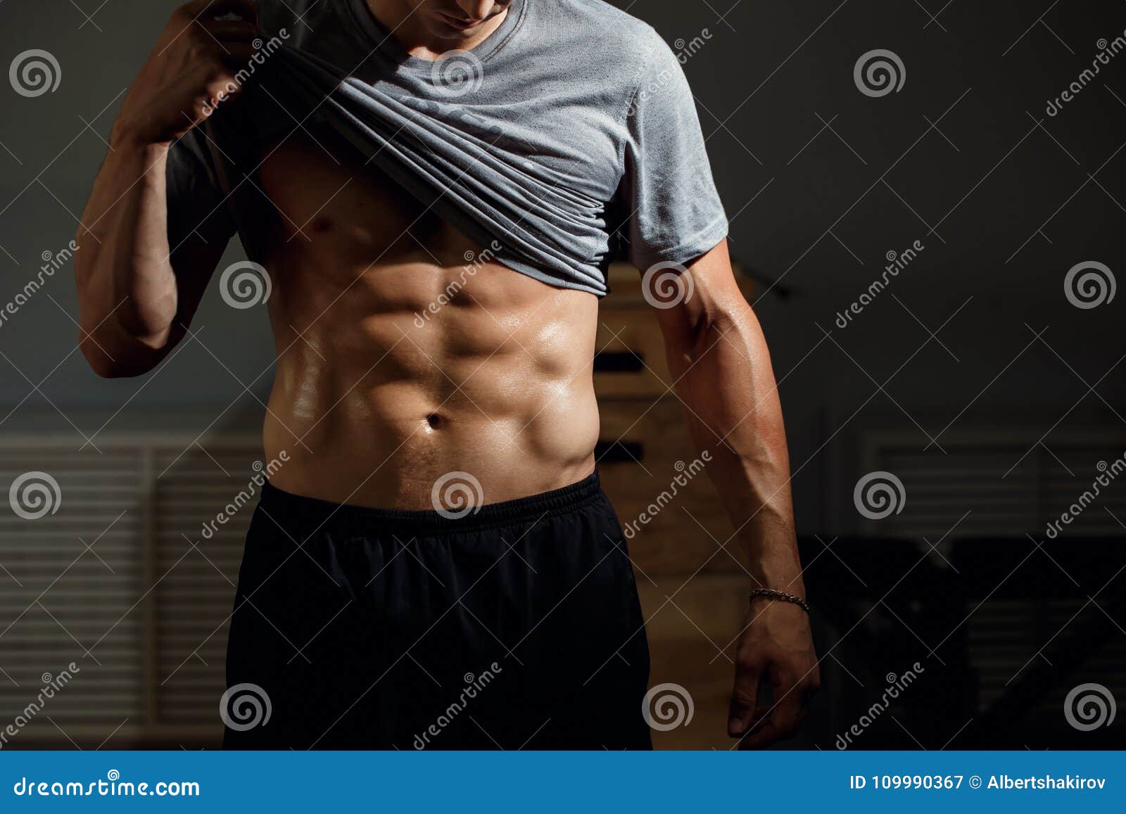 Modelo Atlético Forte Torso Da Aptidão Do Homem Que Mostra Seis Abs Do  Bloco Imagem de Stock - Imagem de muscular, postura: 109990367