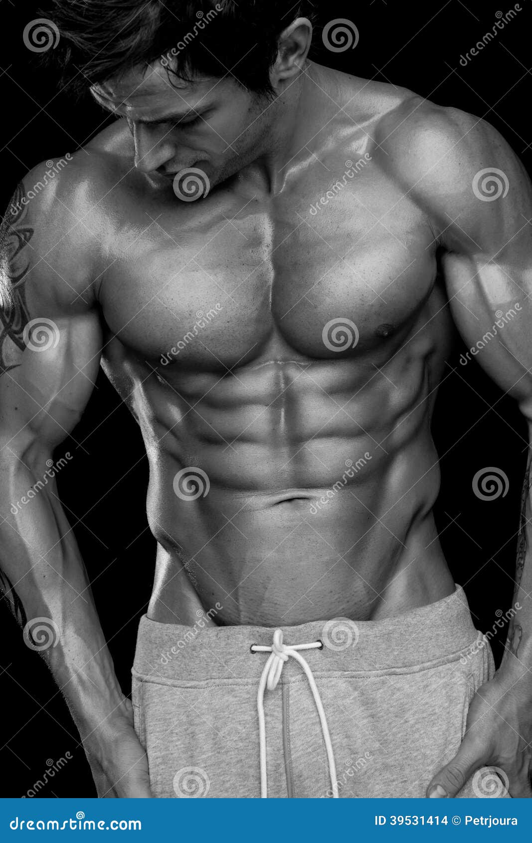 Modelo Atlético Forte Torso Da Aptidão Do Homem Que Mostra Seis Abs Do  Bloco Imagem de Stock - Imagem de muscular, postura: 109990367