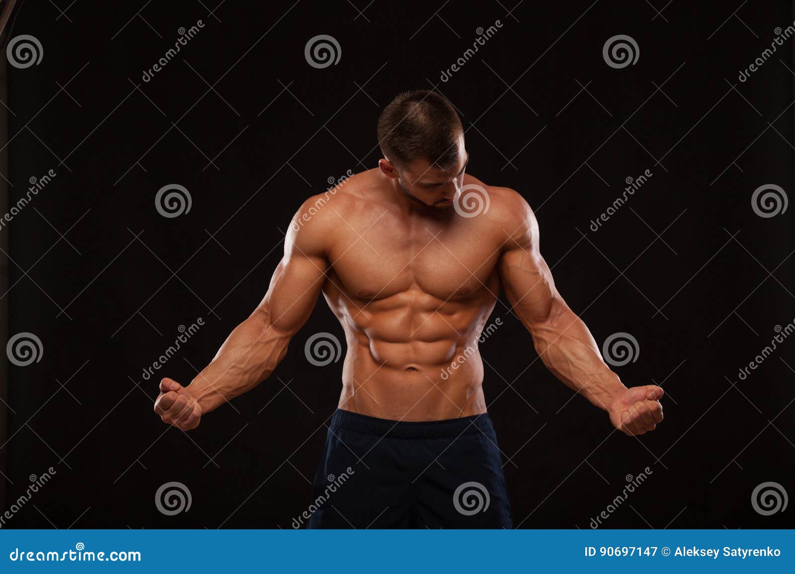 Modelo Atlético Forte Torso Da Aptidão Do Homem Que Mostra Seis Abs Do  Bloco Imagem de Stock - Imagem de muscular, postura: 109990367