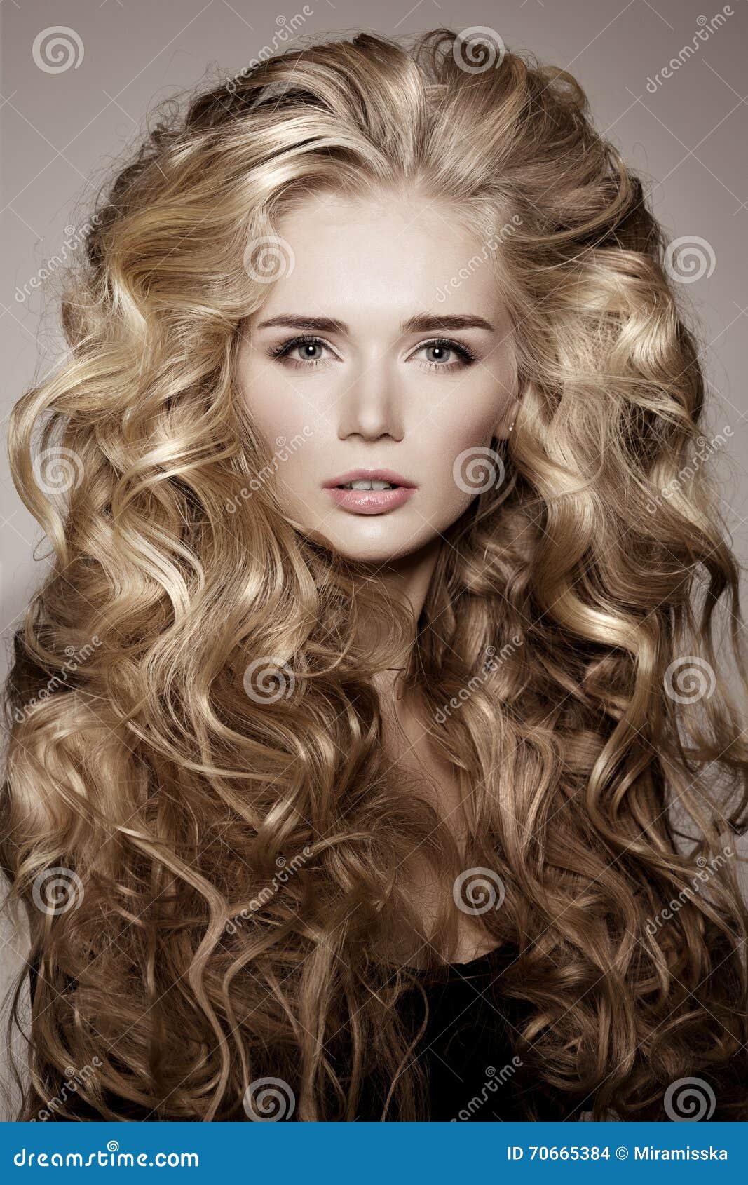 Linda mulher de beleza de cabelo comprido com luxuoso cabelo loiro