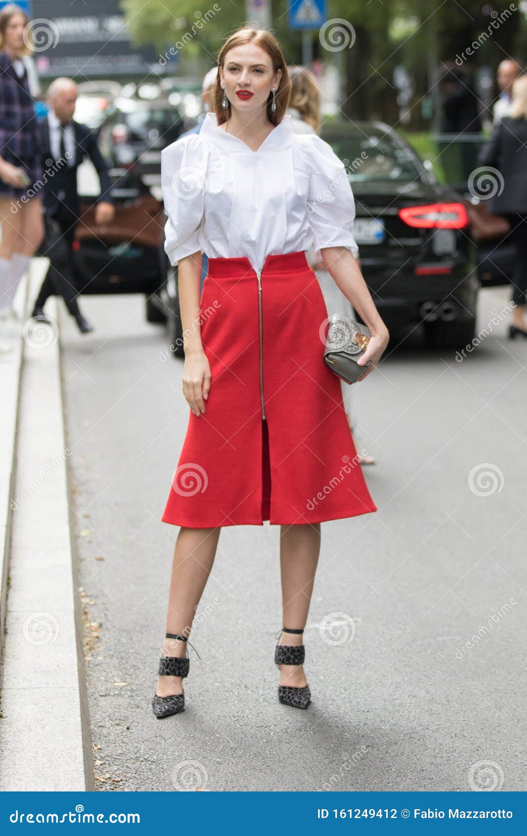 Modelo Una Falda Roja, Una Blusa Blanca Y Un Par Zapatos Leopardos Fotografía editorial - Imagen de septiembre, 161249412