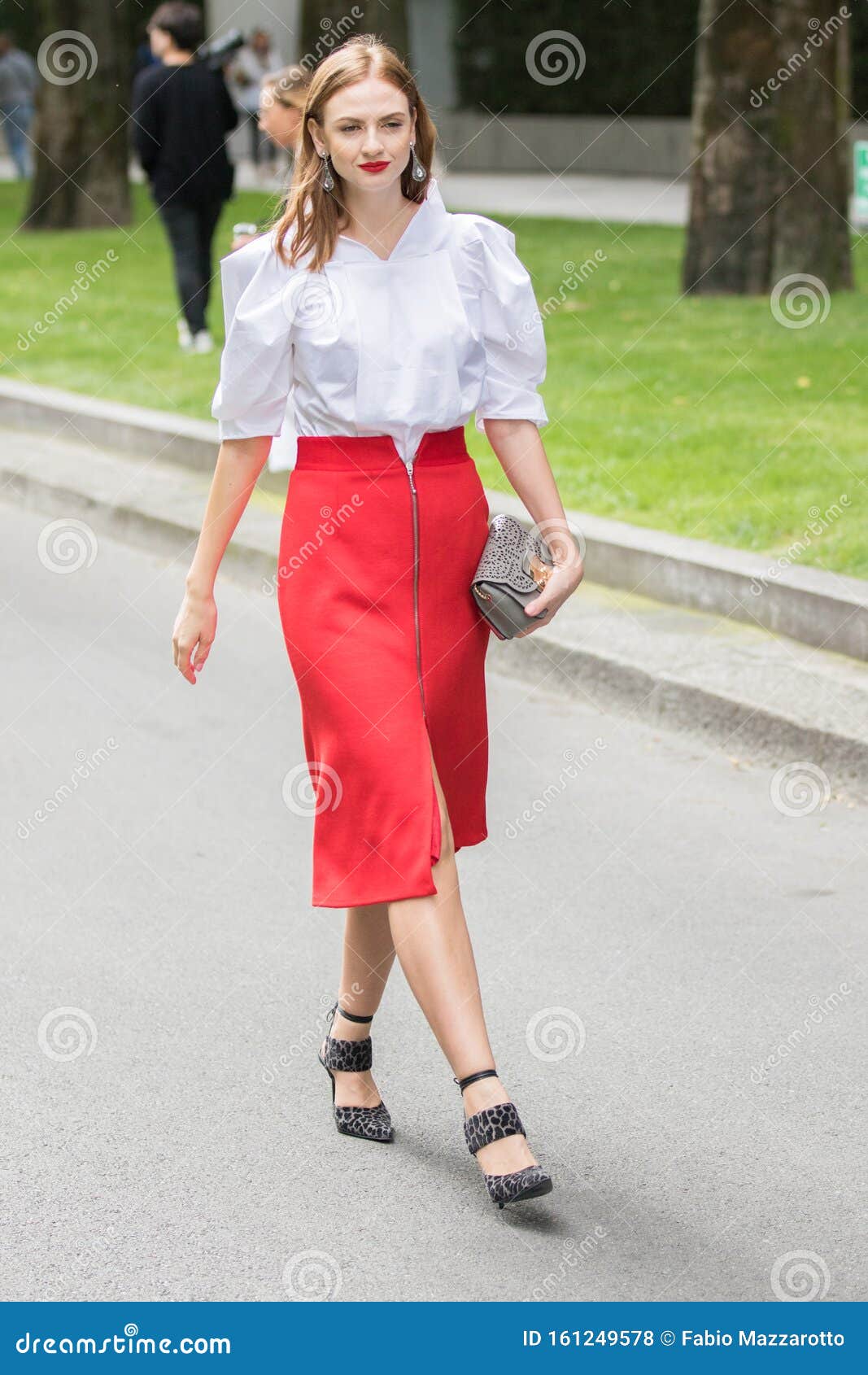 Modelo Con Una Larga Falda Roja, Una Blusa Blanca Y Un Par De Zapatos Foto de archivo editorial - Imagen de armani, adulto: 161249578