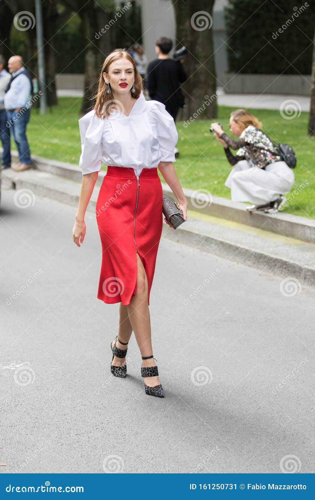 Modelo Con Una Larga Falda Roja, Una Blusa Blanca Y Un Par De Zapatos Leopardos Foto editorial - Imagen de exterior, 161250731