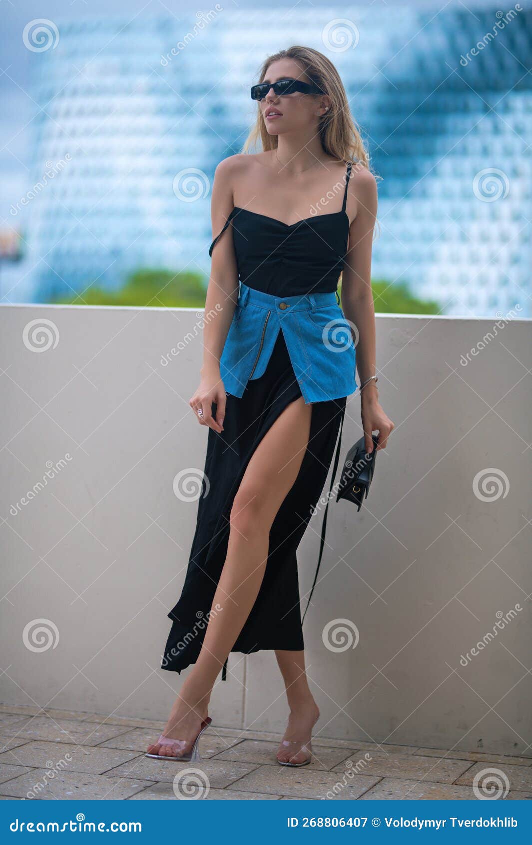 Modelo De Alta Moda Caminando Por La Calle De La Ciudad. Estilo De Moda  Femenina. Bella Y Elegante Mujer De Moda. Mujer Joven Que Imagen de archivo  - Imagen de ciudad, hermoso