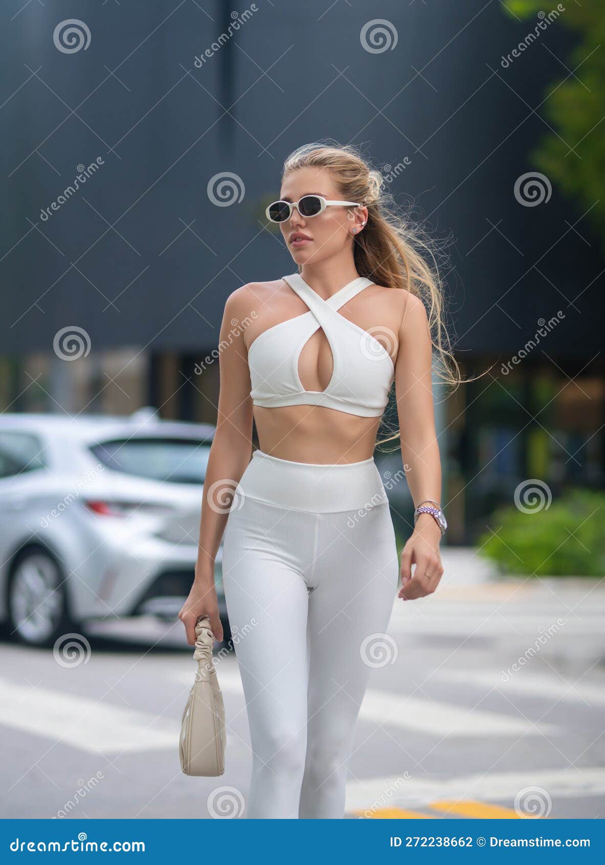 Modelo De Alta Moda Caminando Por La Calle De La Ciudad. Estilo De Moda  Femenina. Bella Y Elegante Mujer De Moda. Mujer Joven Que Foto de archivo -  Imagen de lifestyle, accesorios