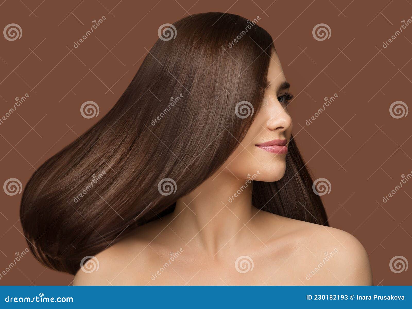 Linda mulher de cabelo longo liso feliz fundo de cor de rosto de pele  limpa. marrom.